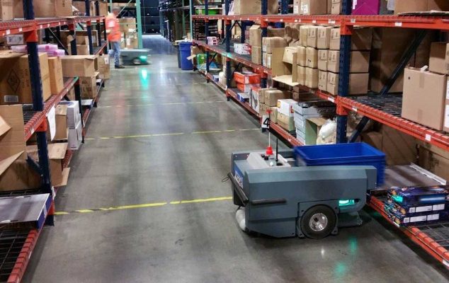 Como robôs autônomos moveis (AMR) podem aumentar a produtividade em centros de distribuição.